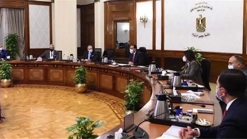 رئيس الوزراء يجتمع بمسئولي «جنرال موتورز» و«مجموعة منصور»