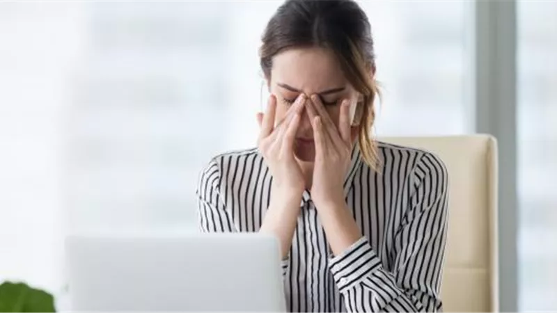 لماذا تسعى المطلقة للاستقلال رغم حاجتها للرجل؟.. استشاري نفسي يُجيب