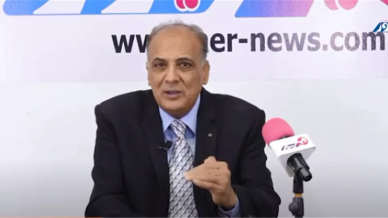 «دور الكرياتين».. رئيس شعبة الكوافير يكشف طرق تنعيم الشعر| فيديو