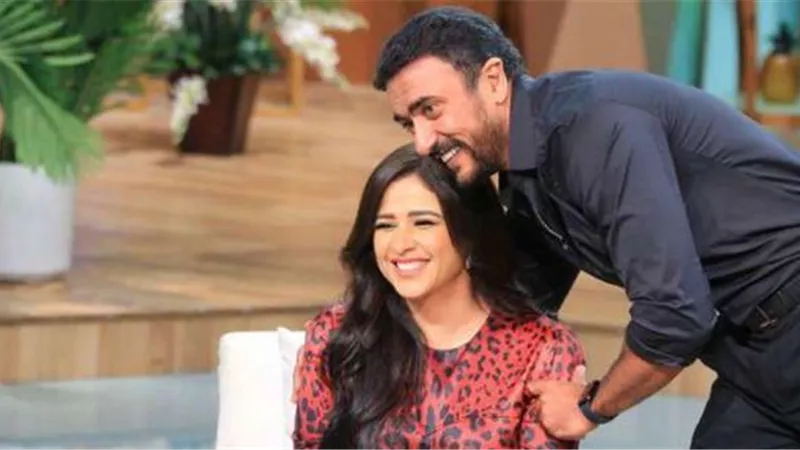 «خفنا من الطلاق».. ياسمين عبد العزيز وأحمد العوضي يكشفان كواليس اللي مالوش كبير | فيديو