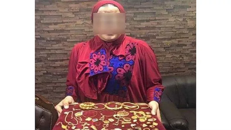 أغراها بريق الذهب فخانت الأمانة وسرقت.. اعترافات خادمة