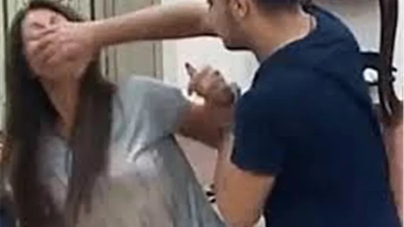 القضاء ينقذ زوجة من «مفترس» كسر إصبعها وقضم ذراعها  