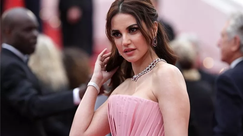 دُرة تحرج أحد معجبيها وتجبره على تصرف غريب| فيديو