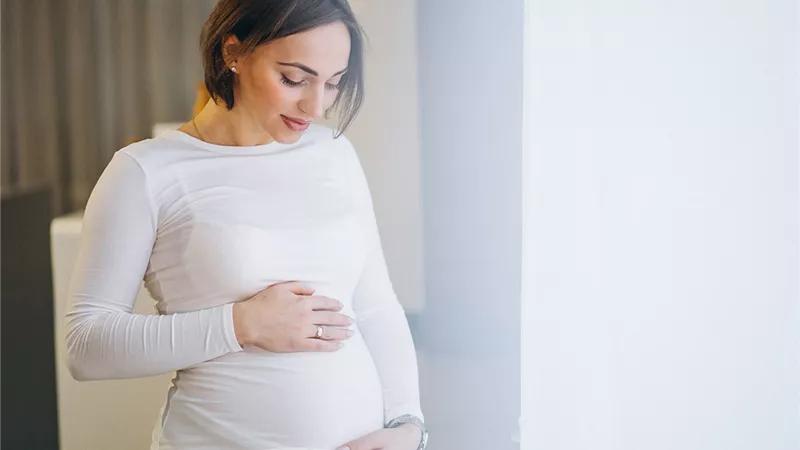 «تحدثي مع الجنين».. نصائح أثناء الحمل تساعدك على إنجاب طفل ذكي