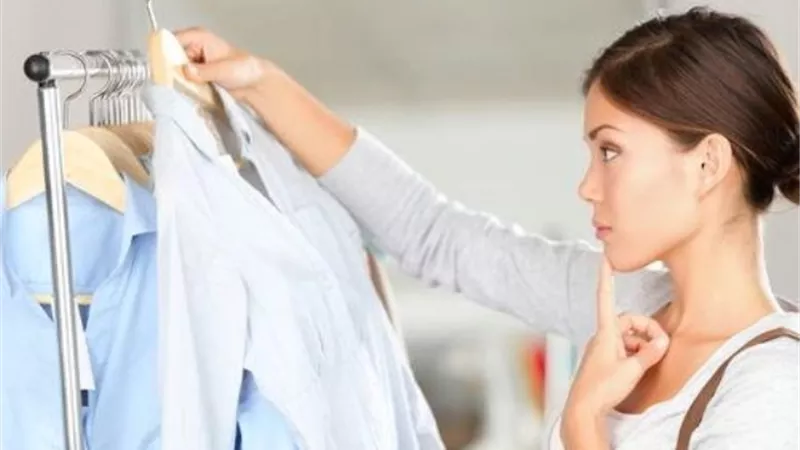 7 حيل لتجديد ملابسك القديمة دون تكلفة.. صور