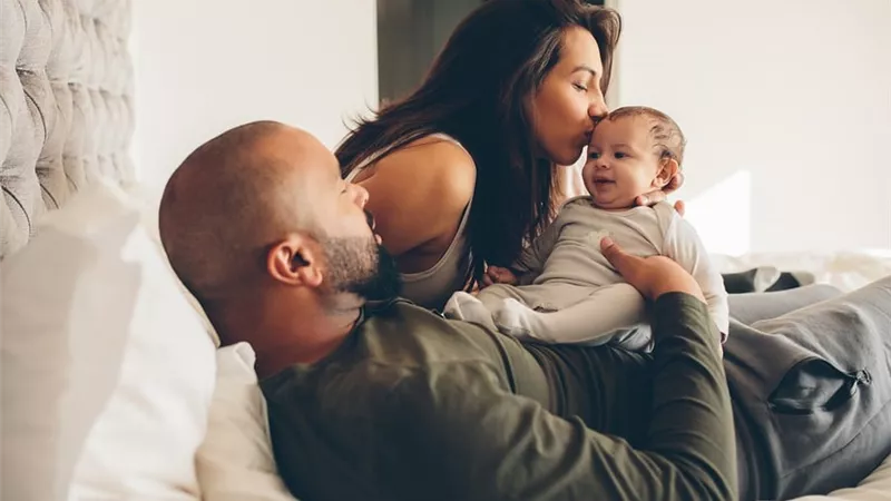 مشاكل زوجية تظهر بعد إنجاب المولود الأول.. «علاقة حميمة أقل ومسؤوليات أكثر»