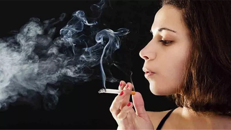 «الكافيهات مليانة».. لماذا تلجأ البنات لتدخين الشيشة والسجائر؟