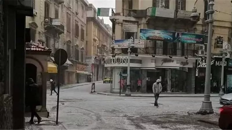 «الشوارع بيضاء».. تساقط الثلوج على الإسكندرية يحولها إلى مدينة أوروبية| صور