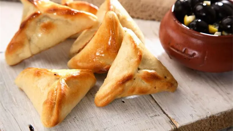 من المطبخ السوري.. طريقة عمل مناقيش السبانخ