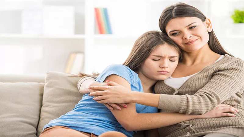 علامات تؤكد أن بنتك المراهقة «عايشة» قصة حب
