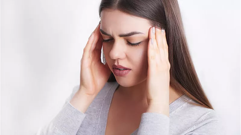 «الفلفل الأسود والقرنفل».. 9 أعشاب في منزلك تعالج الصداع