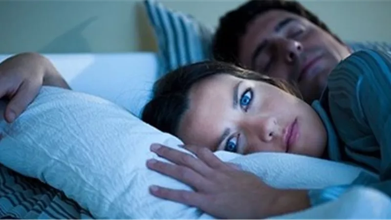 اعتادت أن يحكي تفاصيل غرفة نومهما لزميلاته.. وخلعته لزواجه عليها