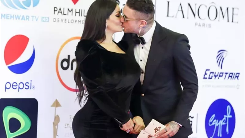 «من البوس  للطلاق».. فنانين انفصلوا عن زوجاتهم رغم اشتعال القبلات بينهم| صور