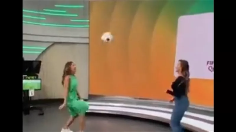 مذيعات التلفزيون البرازيلي يلعبن كرة القدم في الكواليس| فيديو