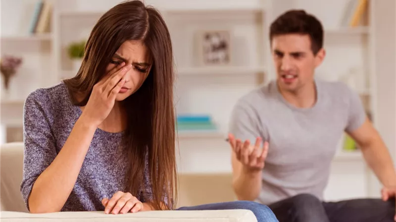 «جحيم امرأة».. بين زوج بخيل وآخر مدمن رماها من الطابق الثاني