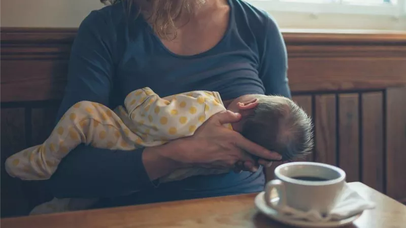 أم لأول مرة.. تعرفي على أضرار الكافيين على طفلك أثناء الرضاعة
