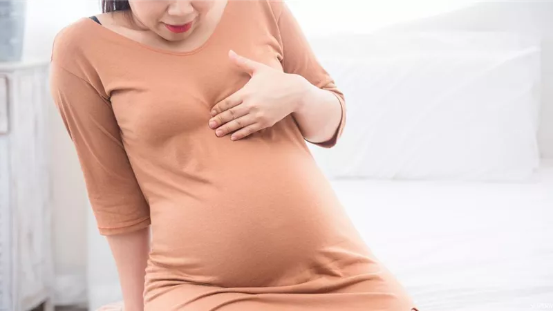 أفضل علاجات طبيعية تنقذك من الحموضة خلال شهور الحمل الأخيرة