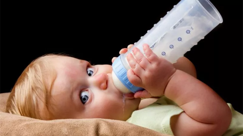 نصائح للتعامل مع شرب الحليب الفاسد للأطفال الرضع