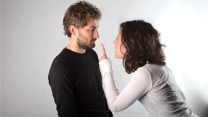 للمتزوجات فقط.. كيف تفرقين بين الرجل الحنون وضعيف الشخصية؟ 