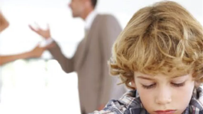 صفعة على وجه الأم الجاحدة.. المحكمة تعيد طفلًا معاقًا لوالده   