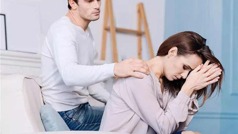متزوجات حديثًا: الإخلال بوعود الخطوبة أهم أسباب الطلاق المُبكر.. وخبير يوضح الأسباب