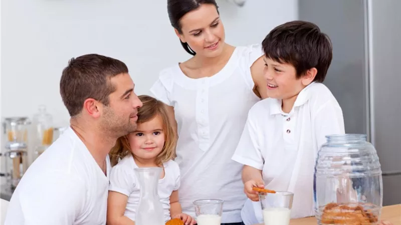 4 أخطاء في تربية طفلك تجعله معتمدًا عليكِ.. «متخليهوش ابن أمه»