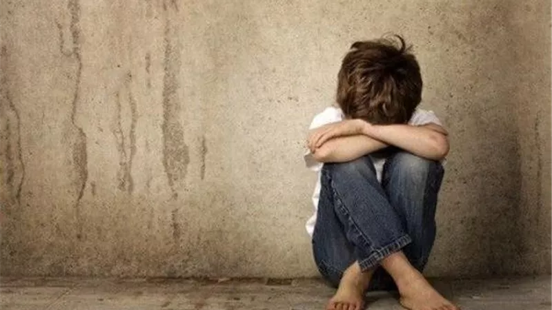 فيديو أشعل «فيسبوك».. مريضة نفسيًّا تعذب طفليها في دمياط
