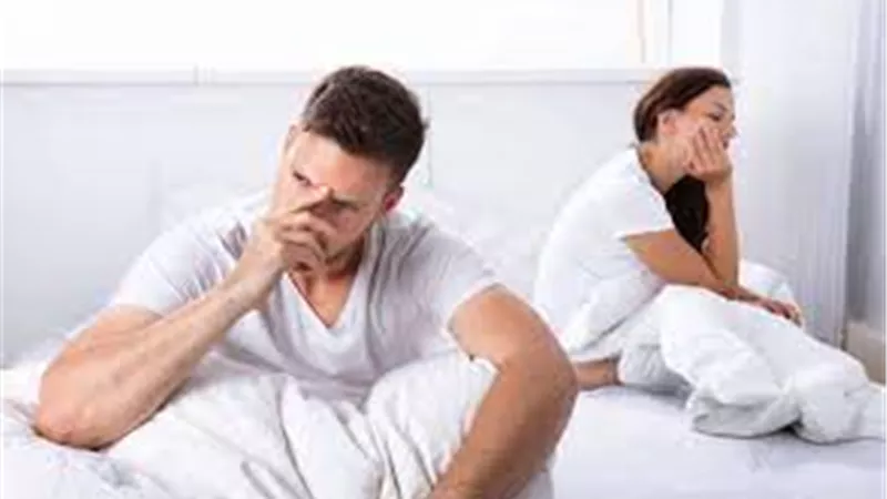 علاقة البرود العاطفي بالطلاق في سنة أولى زواج.. استشاري تكشف الأسباب
