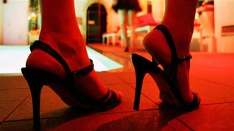 المتمردة استولت على أموال صاحبة الكافتيريا لأجل عيون العشيق 