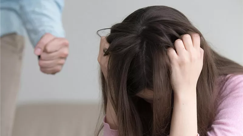 بعد معاناتها معه.. الزوج النذل يُساوم زوجته على حريتها