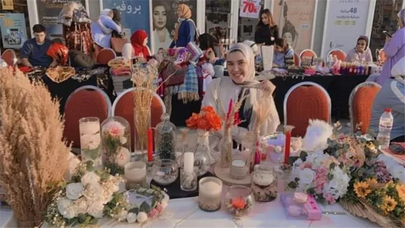 «إسراء أحمد».. من عاشقة للورد إلى مؤسسة مشروع ديكور باستخدام الزهور