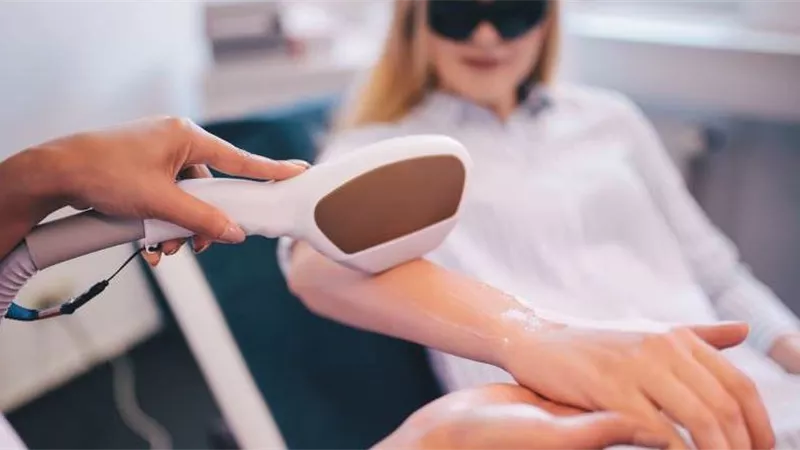 أخبارها «سوشيال ميديا».. الكبيرة أم الصغيرة أولى بالزواج؟.. وجدل حول إزالة الشعر بالليزر