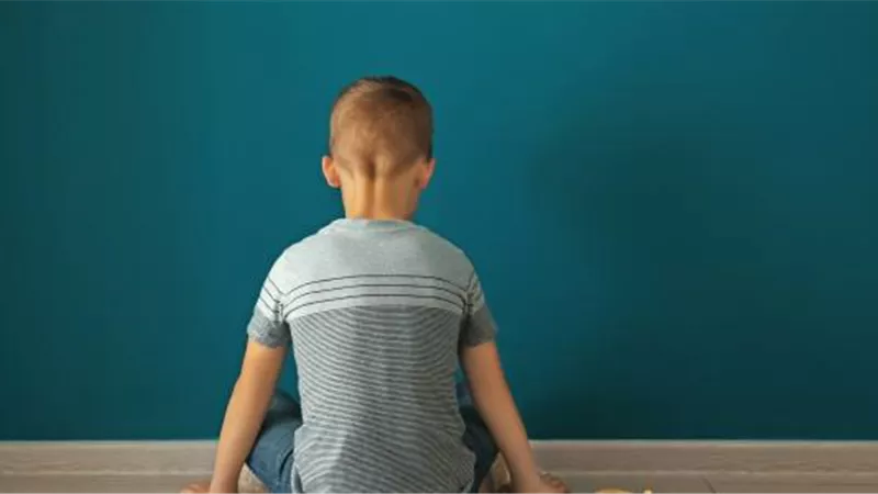 كيف تكتشفين معاناة ابنك من التوحد في عمر السنة والعلاج المناسب؟| فيديو