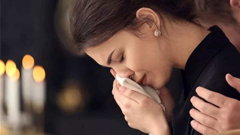 «بلاش مكياج وبرفان».. قواعد الإتيكيت عند تقديم واجب العزاء