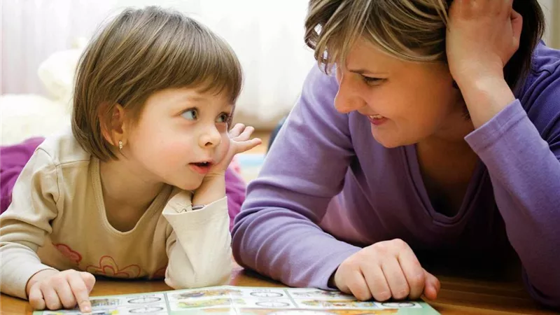  «خليكي صاحبته».. 7 نصائح لتواصل جيد مع طفلك