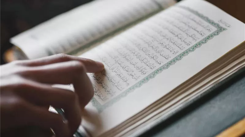 «الافتاء» توضح حكم مس المصحف دون وضوء