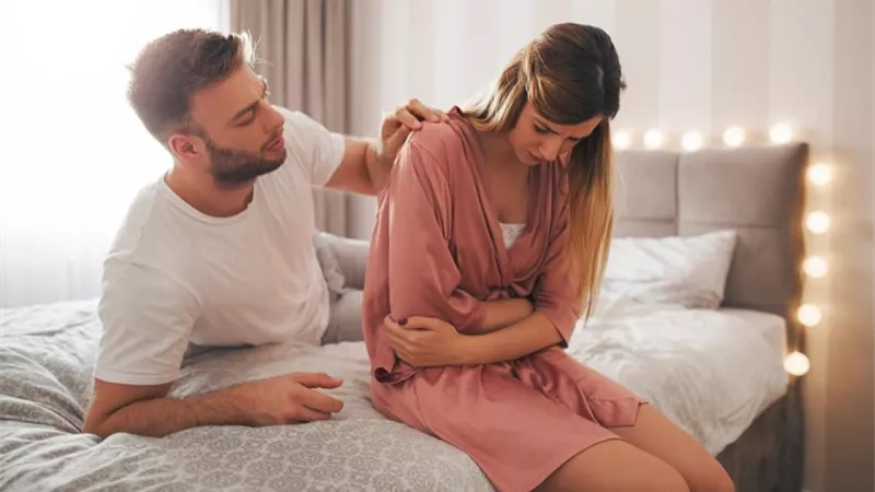 «ثلاثة أمراض خطيرة».. أسباب ألم البطن أثناء العلاقة الحميمة