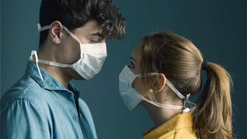 بالكمامة ..كيف يمكن للزوجين ممارسة العلاقة الحميمة بأمان مع انتشار أوميكرون؟