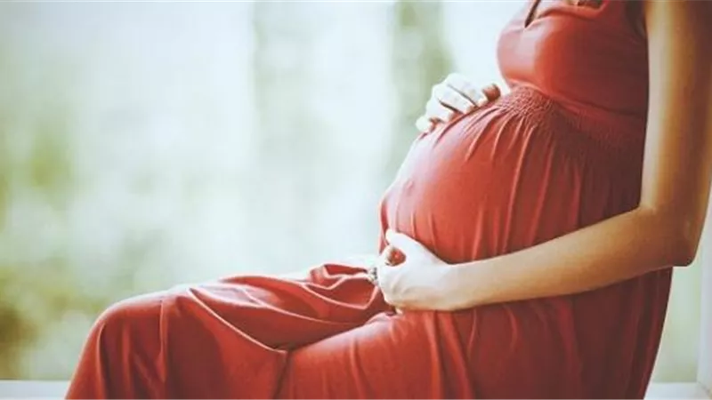 أمراض تنتقل من الأم إلى الجنين.. هل أوميكرون منها؟