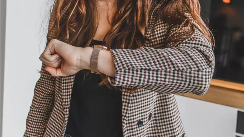 خبيرة توضح إتيكيت ارتداء الساعة للمرأة والرجل