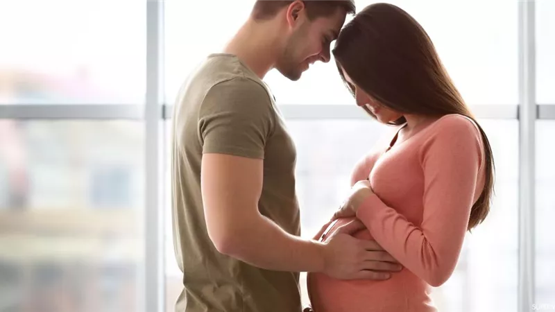 وضعيات خاطئة.. طبيب نساء يكشف حقيقة خرافات العلاقة الحميمة أثناء الحمل