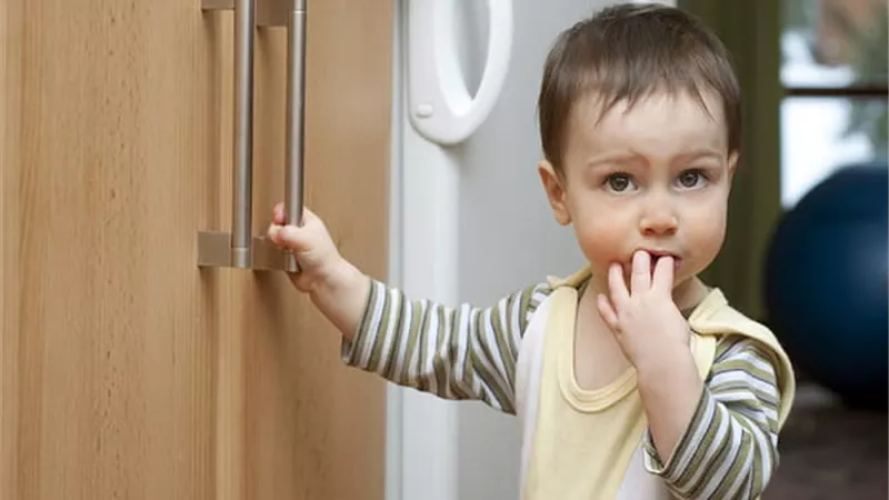 استشاري بعلم النفس توضح العمر المناسب لترك الطفل وحده في المنزل