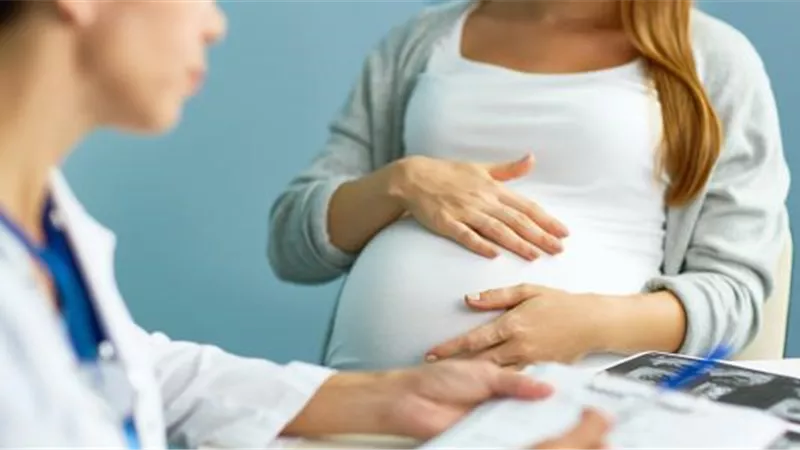 محاصرة الزوج  بين قرار الطبيب ورغبة الزوجة في الولادة القيصرية