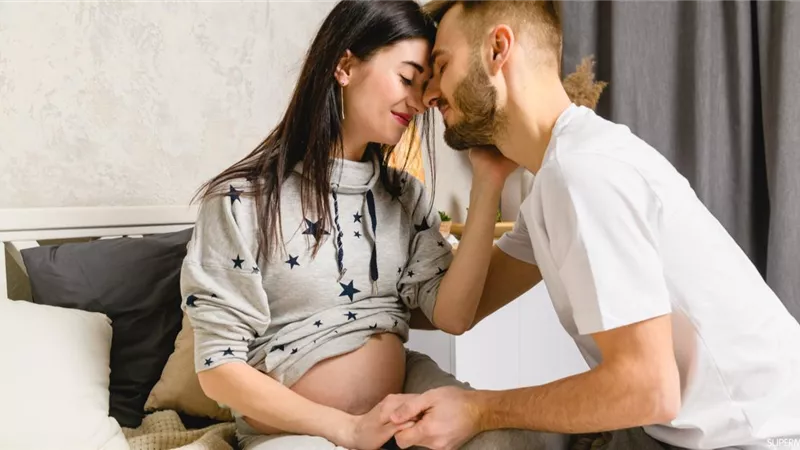 استشاري نساء وتوليد يكشف مخاطر ممارسة العلاقة الحميمة خلال فترة الحمل