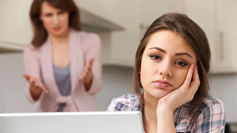 بنتي متمردة اتعامل معاها إزاي؟.. استشاري تُجيب 