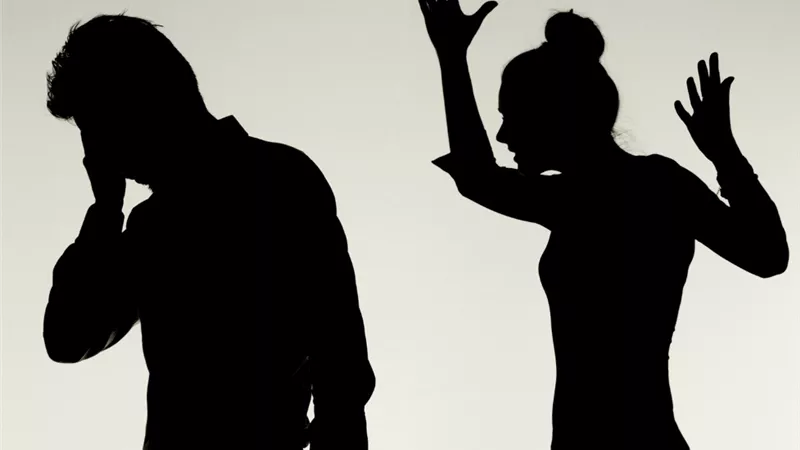 رجالة آخر زمن.. يعذب زوجته بسبب إصرارها على بر أمه