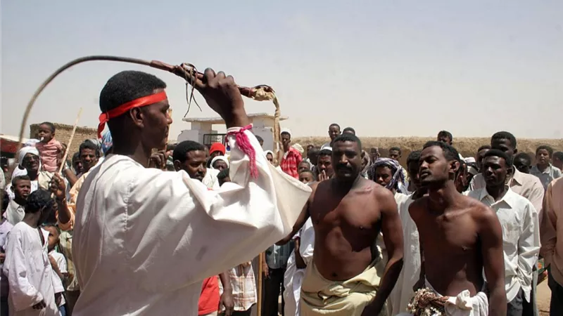 «الجلد بالكرباج وبخ اللبن».. عادات زواج غريبة لن تجديها إلا بالسودان| صور