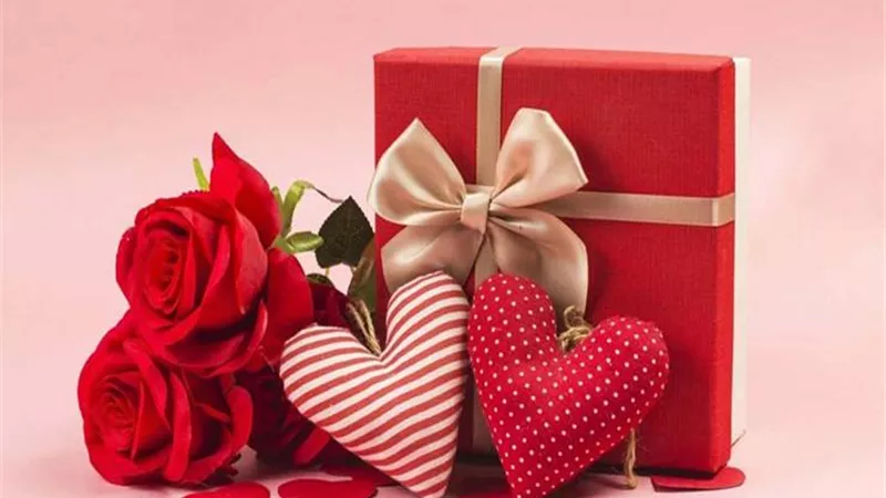 قائمة الهدايا المفضلة لكل رجل في عيد الحب حسب برجه