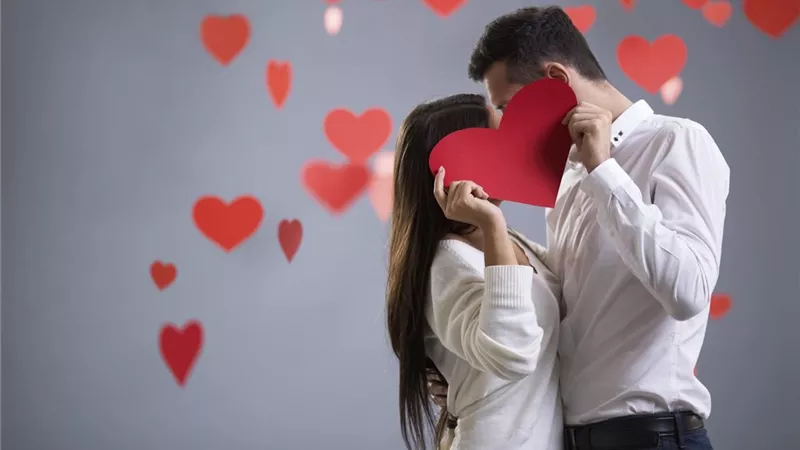 كيف تسعد زوجتك في عيد الحب؟.. نانسي: الرومانسية ورد ودبدوب 