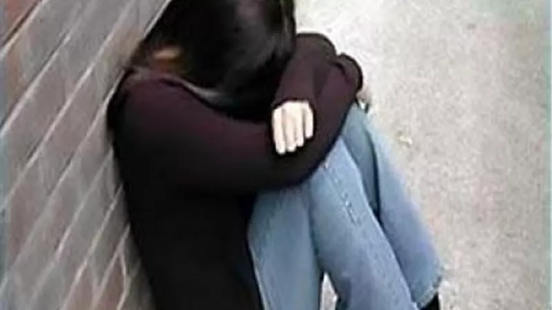 طفلة تروي بدموعها: 3 ذئاب بشرية اغتصبوني واستغلوا حاجتي للعمل